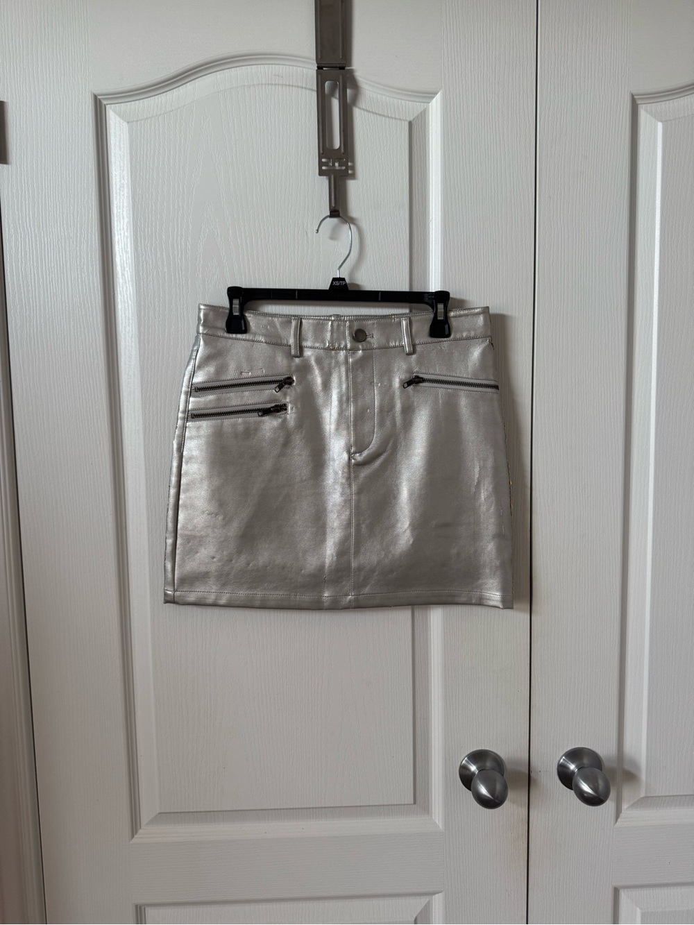 Rebecca Minkoff Metallic Silver Faux Leather Mini Skirt with Zip Pockets - Picture 2 of 6
